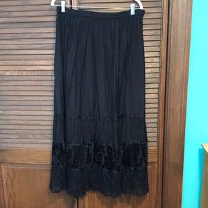 Ladies White Stag boho skirt, size 12-14, black with tiered, mixed material hem